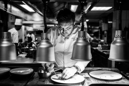 Küche Flocons de Sel, Gourmetrestaurant Megève, Haute-Savoie, Emmanuel Renaut