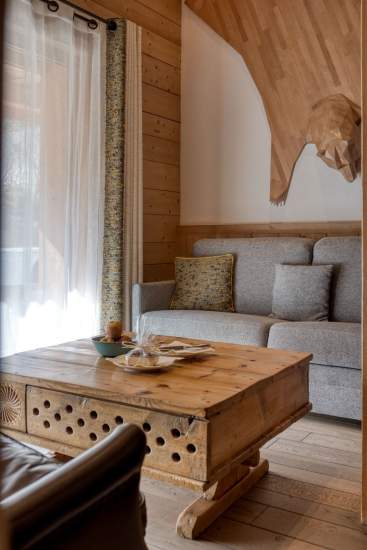 Canapé et table basse en bois noble